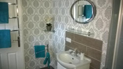 a bathroom with a sink and a mirror at Ferienwohnung Nähe Altstadt in Sassnitz