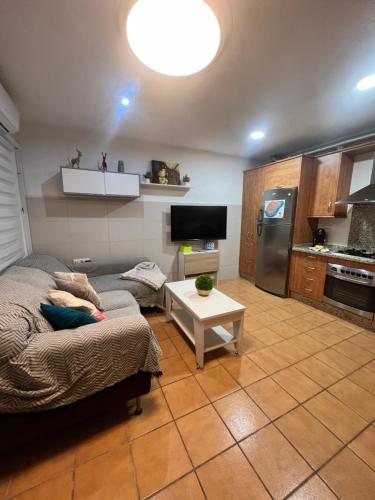a living room with a couch and a table at Casa mis Nietas in San José