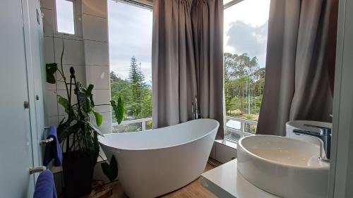 Ένα μπάνιο στο Sling & Stone Mountain Suites