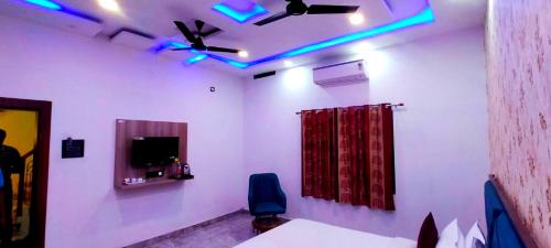 ein Zimmer mit Deckenventilator, Tisch und Stuhl in der Unterkunft Hotel Premimum Kashi Satya Luxury-Parking Facility #Near KASHI VISHWANATH TEMPLE# in Varanasi