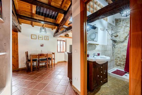 a kitchen and dining room with a table and a sink at Casa Puggimiano in Poggio Moiano