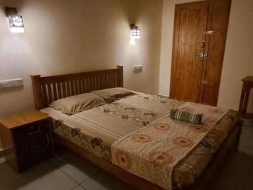 Postel nebo postele na pokoji v ubytování Nickiesnest munroe island kollam