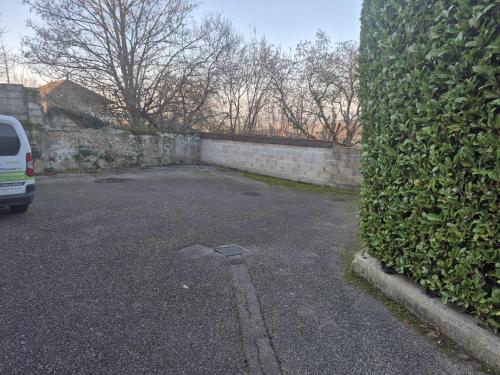 DiémozにあるBien proche de Aeroport St Exupéry Village de Marques et Lyonの生垣横の駐車場