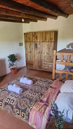 ルハン・デ・クージョにあるNativo Malbecの木製の壁のベッドルーム1室(ベッド2台付)