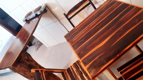 ein alter Holzstuhl in einem Zimmer in der Unterkunft Apartamentos Nova Caraiva in Caraíva