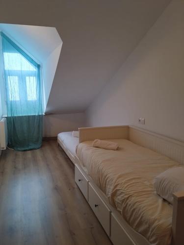 een slaapkamer met een groot bed en een raam bij COPOS ALTO Elite in Monachil