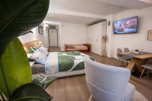 En eller flere senge i et værelse på TIMELESS HOME Deluxe Smart Cinema Suite with Netflix & Disney