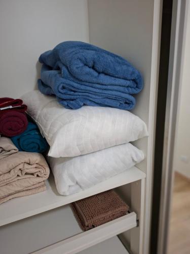 Ein paar Handtücher liegen auf einem Regal. in der Unterkunft Casa de Campo com piscina Ninho Verde 2 in Pardinho