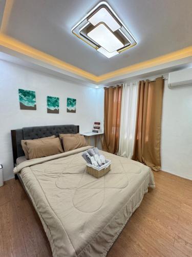 Whole House for Rent في داسمارينياس: غرفة نوم بسرير كبير عليها صينية