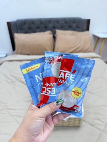 Whole House for Rent في داسمارينياس: شخص يحمل كيسين من الحبوب البيضاء