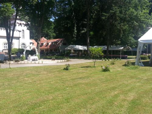 Un patio o zona al aire libre en Siesta Rodinný Resort