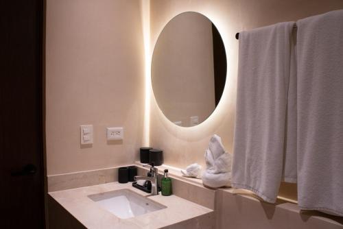 图卢姆Peregrina Tulum 301B 1BR Condo的浴室里有洗手池和镜子