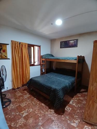 En eller flere senge i et værelse på Ground Floor Loft 5 personas