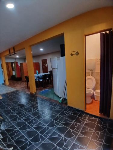 Et badeværelse på Ground Floor Loft 5 personas