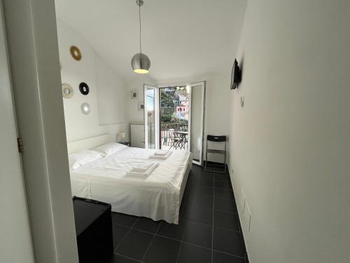 ヴェルナッツァにあるOld Town Roomsのベッドとバルコニーのある寝室