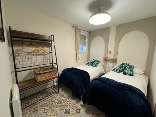 een kamer met twee bedden in een kamer bij Apartamento El Alfar in Alhama de Aragón