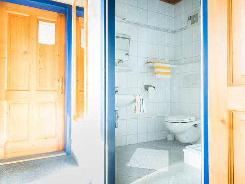 a bathroom with a toilet and a glass door at Siri's Einkehr in Sankt Georgen im Attergau