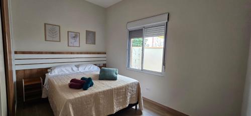 ein Schlafzimmer mit einem Bett, auf dem zwei Handtücher liegen in der Unterkunft Casa de Campo com piscina Ninho Verde 2 in Pardinho