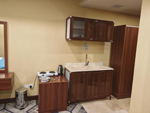 Kuchyň nebo kuchyňský kout v ubytování رؤيا الفخامة للشقق الفندقية