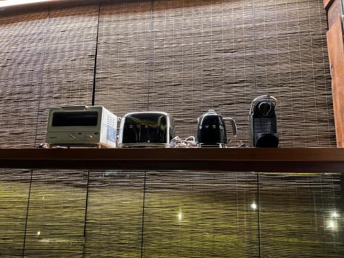 uno scaffale con tre tostapane e stampanti sopra di San Kue Village - Chiang Mai Pool Villas a Chiang Mai