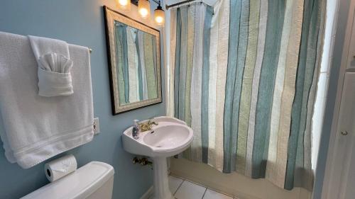 Morningstar Shores في Union Pier: حمام مع حوض ومرحاض ومرآة