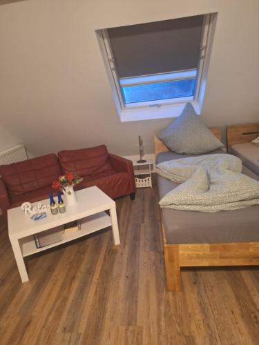 Fleute في إمدن: غرفة معيشة بها أريكة وطاولة