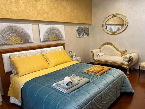 瓦伦纳奥林德利维罗纳公寓的卧室里有一张床、一面镜子和一把椅子