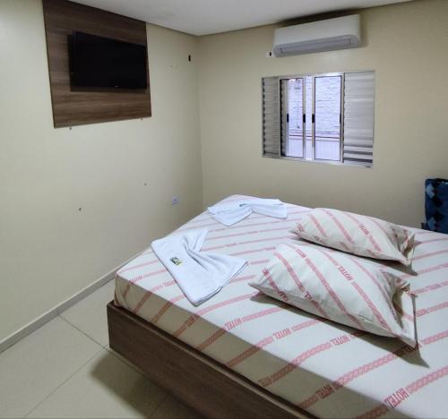 Cama o camas de una habitación en Hotel-Motel Novo Oasis