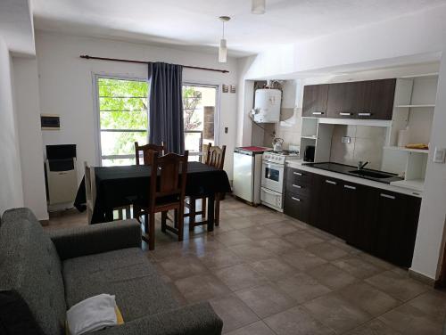 Η κουζίνα ή μικρή κουζίνα στο Departamentos Talamuchita