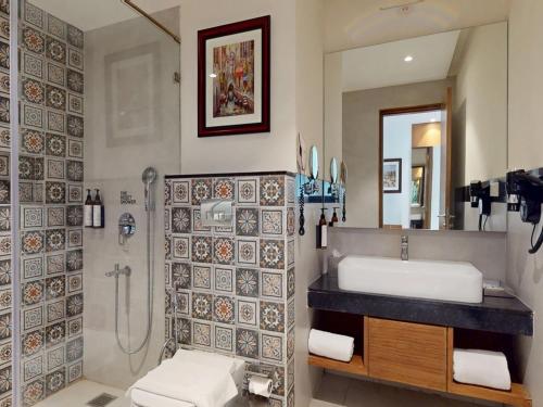 Ванная комната в Sunday Resort & Spa by CheckIn Manesar Gurugram