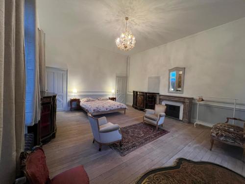 Кровать или кровати в номере Château de Laclaireau