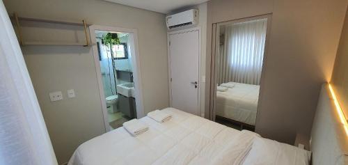 Giường trong phòng chung tại Apto novo 2 quartos 2 banheiros garagem e varanda