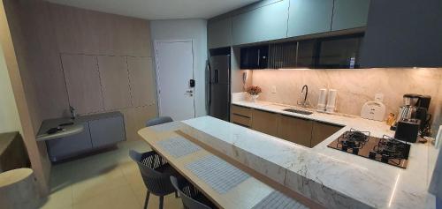 Nhà bếp/bếp nhỏ tại Apto novo 2 quartos 2 banheiros garagem e varanda