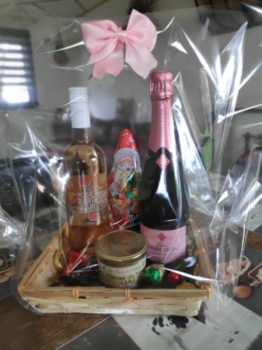 - Cesta de regalo con botella de vino y otros artículos en gite campagne Aupthiesomme au calme entre terre et mer, en Brailly-Cornehotte