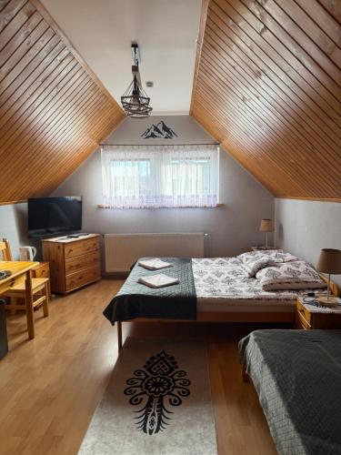 扎科帕内Kowali Wierch的一间卧室，配有两张床和一扇窗户