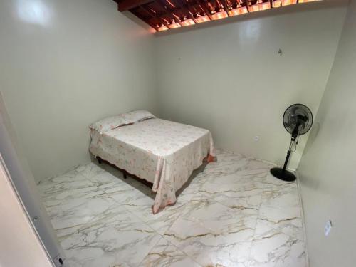 カモシンにあるapartamento Aconchego 1の大理石の床にベッドが置かれた部屋