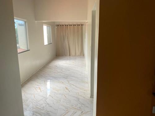 カモシンにあるapartamento Aconchego 1の大理石フロアの空きリビングルーム