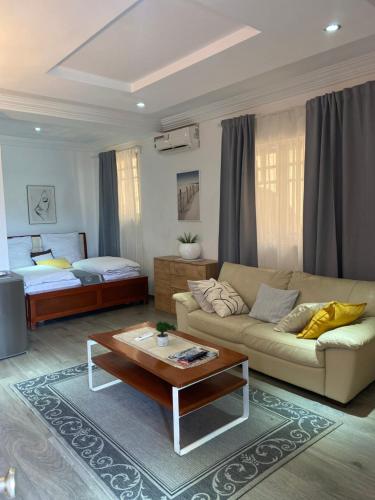 En eller flere senge i et værelse på Trevors Home Place