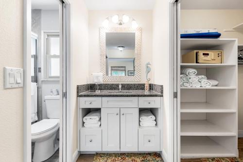 een badkamer met een wastafel en een spiegel bij Blue Ocean Suites by Beachside Management in Siesta Key