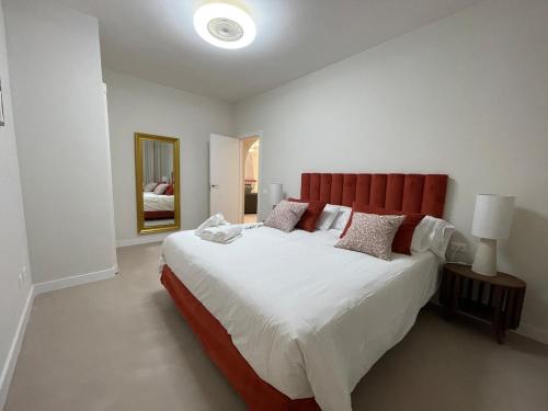 een slaapkamer met een groot bed met een rood hoofdeinde bij Luxury Home Estefania in Chayofa