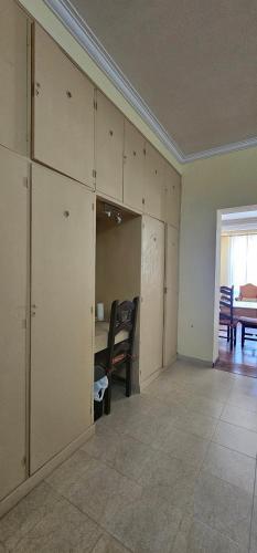 una stanza vuota con armadi bianchi e un tavolo di Gualeguay Centro a Gualeguay