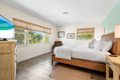 een slaapkamer met een bed en een flatscreen-tv bij Blue Ocean Suites by Beachside Management in Siesta Key
