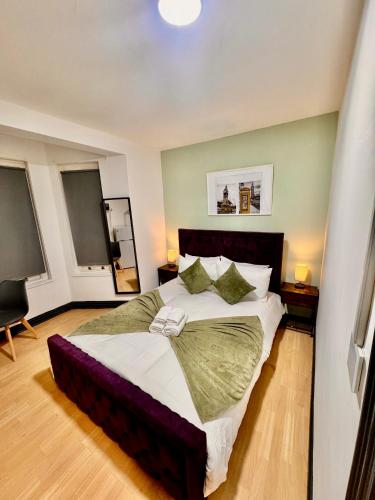 a bedroom with a large bed in a room at Stylish Room in Central London! in London
