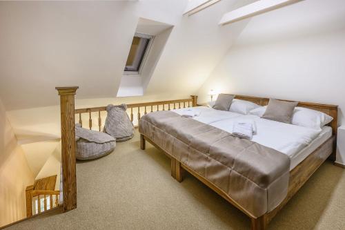 Кровать или кровати в номере Hotel u dobrého pastiera