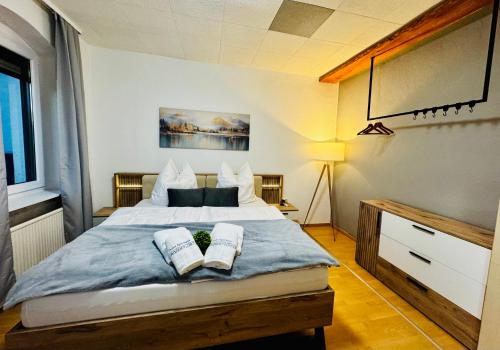 Кровать или кровати в номере FeWo im Chalet Style mit Kamin