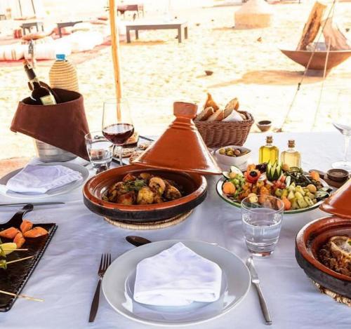 Jídlo v luxury tent nebo okolí