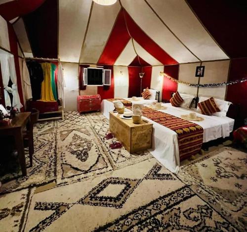 TV a/nebo společenská místnost v ubytování Merzouga Unique Camp