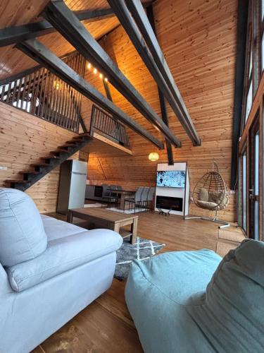 un soggiorno con un divano e una TV di Transilvania Chalet a Zărneşti