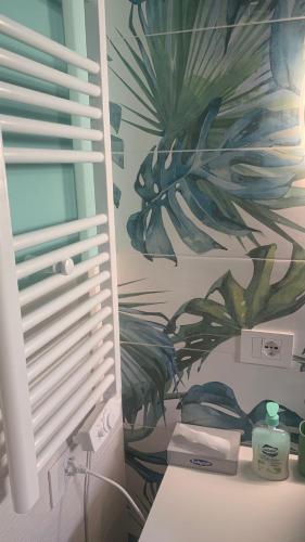 a room with a wall with a painting of a pineapple at Appartamento L'Aurora in Gabicce Mare