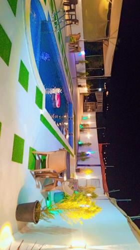 een weergave van een gebouw met stoelen en lichten bij Happy farm in Umm Jawzah